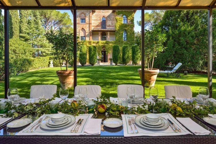 Luxury concierge services at Araldica villa in Italy. Special occasions, catering.