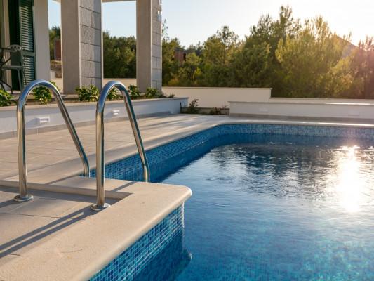 Villa Makarac Brac Vacation Rentals with pools