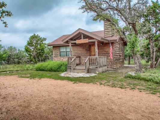 Fredericksburg 1 romantic cabin with fireplace