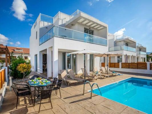 Long term vacation rentals Europe Villa White Daisy