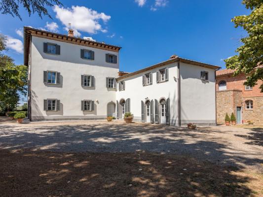 Antica Villa Merelli Italian villa with courtyard