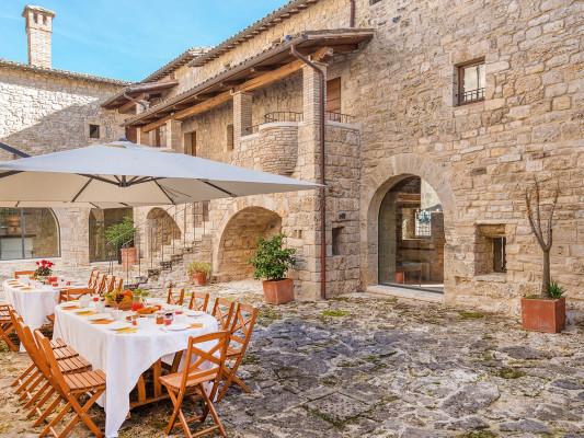 Santa Illuminata large villas in Umbria