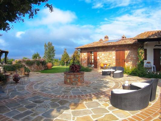 Casale Bella Vita Italian villa with courtyard