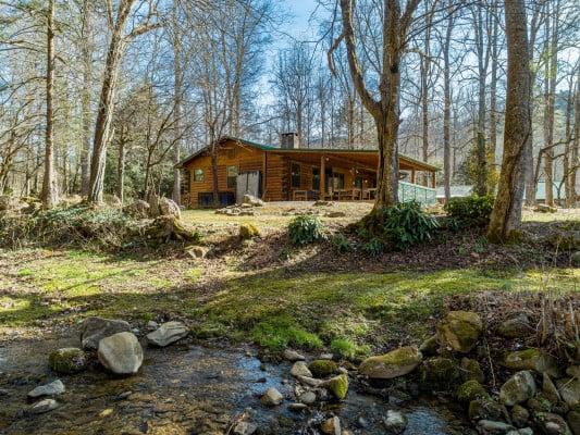 Gatlinburg 32 Pet friendly log cabins with hot tubs