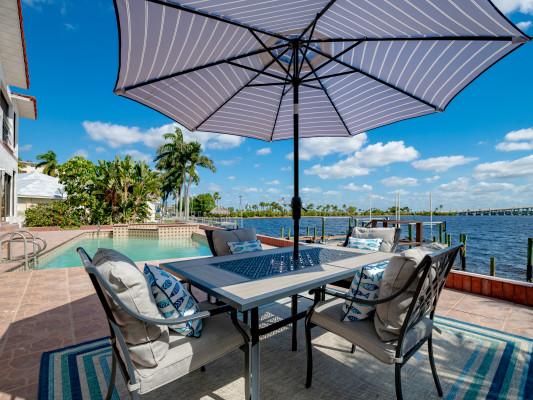 https://www.thetopvillas.com/destinations/florida/cape-coral/cape-coral-898