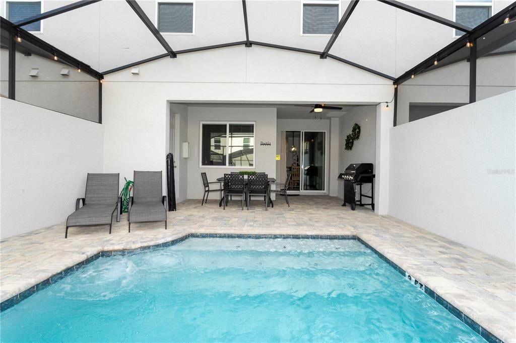 4 bed townhome pool cage.jpeg