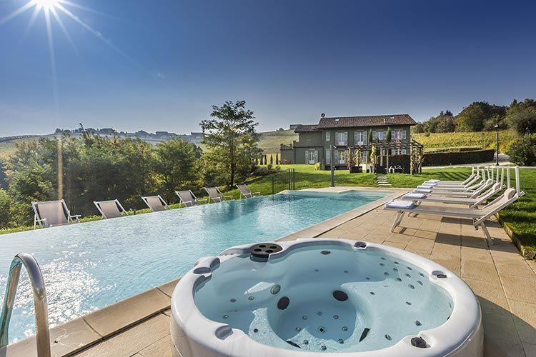 Swimming pool villa piedmont