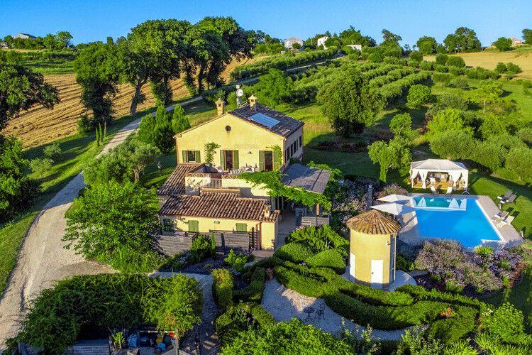 Marche villa rentals, countryside view of Casa Sant Elia with pool, Top Villas