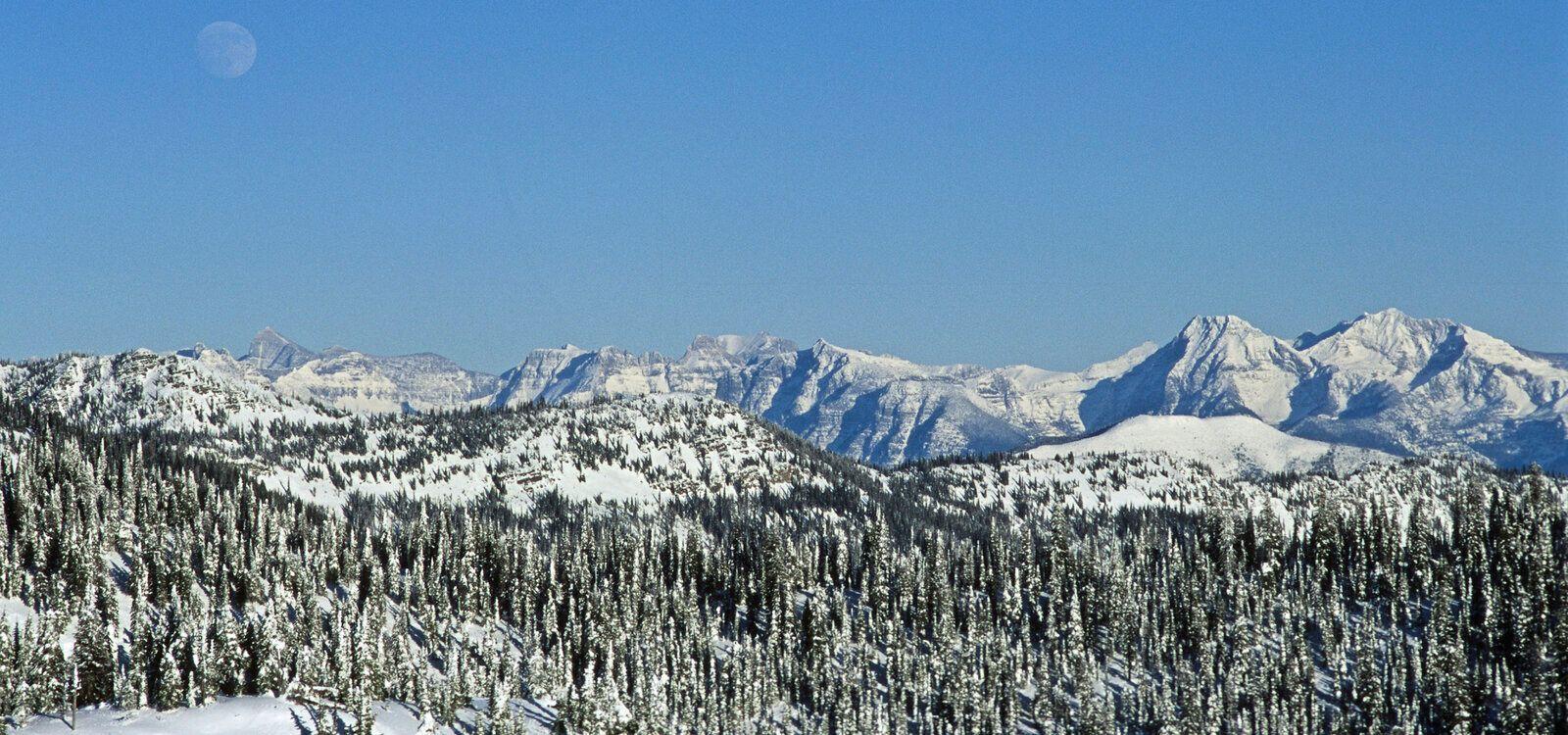 Big Sky Ski Lodge, ski scenery in Montana, Top Villas