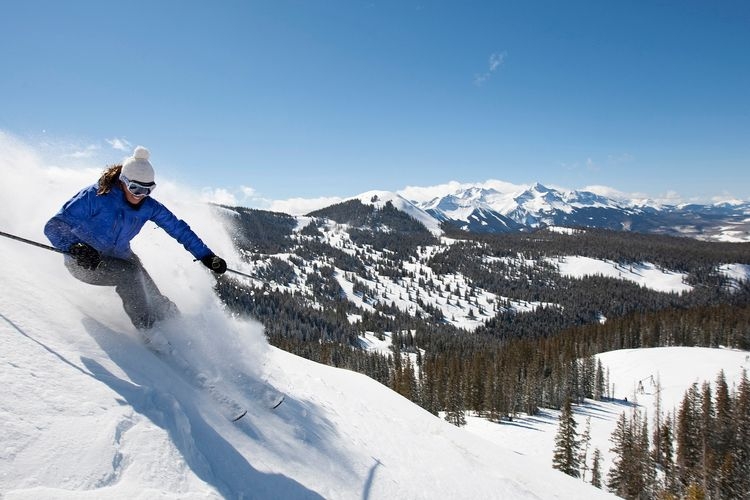 Colorado ski towns, best time to visit for skiing, snow, skier downhill skiing, Top Villas
