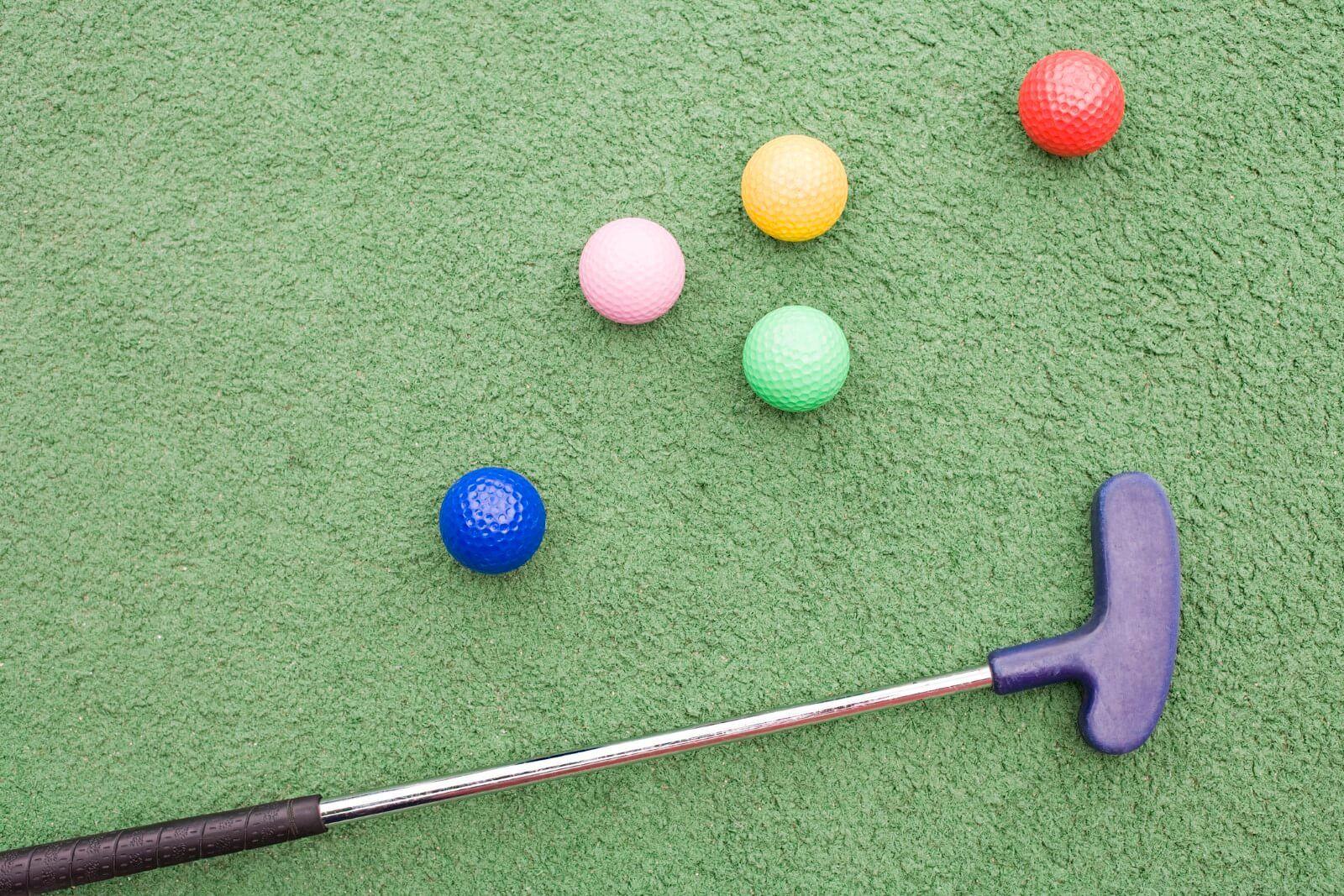 feature-putter-and-balls-on-green