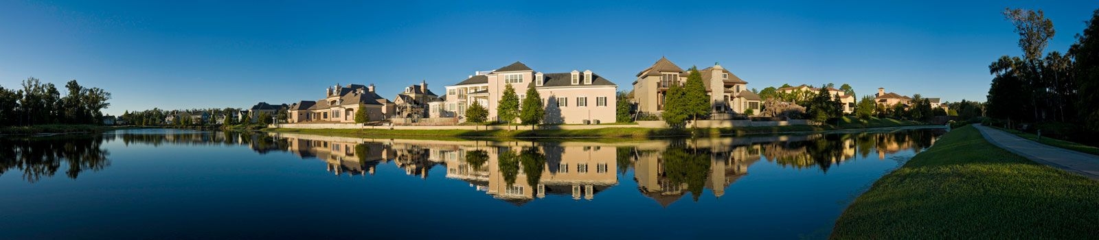 Panoramic shot of luxury homes by a lake in Orlando