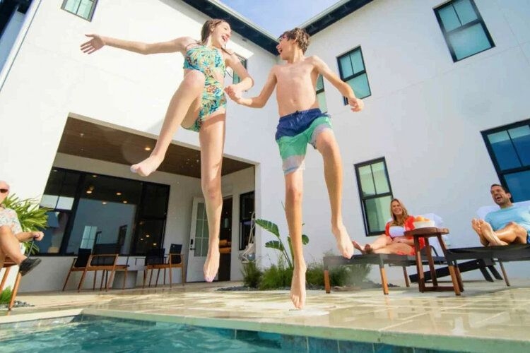 Florida weekend getaways, generic family fun in the pool, Top Villas