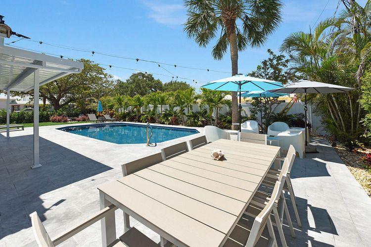 Lighthouse Point 8 poolside for groups and families