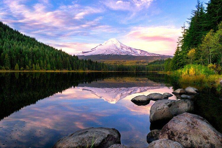 Lake view across to Mount Hood in Oregon, things to do