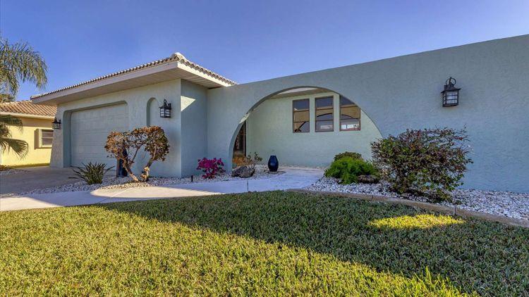 Pet-friendly Charlotte Harbor vacation rentals Charlotte Harbor 36 villa with front garden