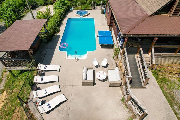 Pigeon Forge 67 Cabin with pool and hot tub
