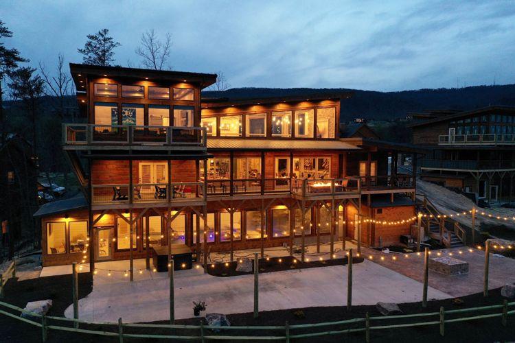 Pigeon Forge cabins, view of Pigeon Forge 95, Top Villas