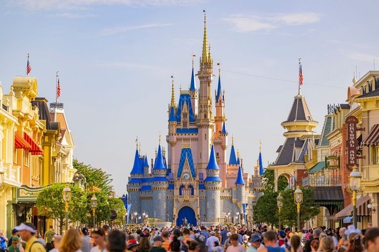 Places to visit in Florida with kids, view of Cinderella's castle on Main Street USA, Disney World Florida