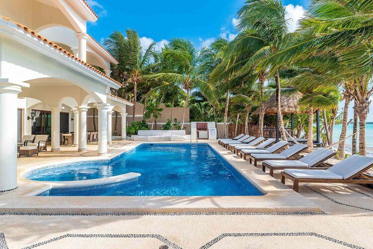 Riviera Maya vacation rentals with private pool, Hacienda Caracol pool with beach in the background, Top Villas