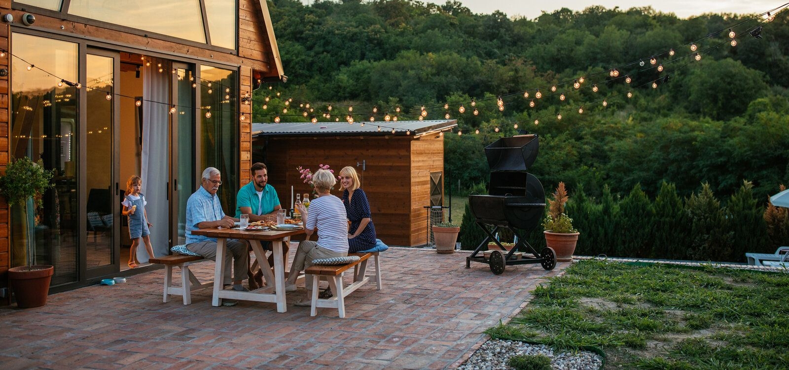 Short term rentals, family enjoying an alfresco meal, Top Villas