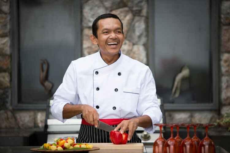 In-house chef preparing a meal in Kamala 4441