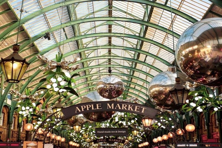 Guide to shopping, Apple Market, Covent Garden shops, Top Villas London vacation