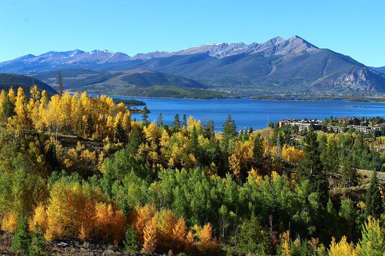 A view of mountains, a lake and a forest in Colorado