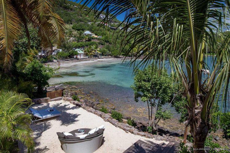 Beachfront villa overlooking Marigot Bay in St Barts