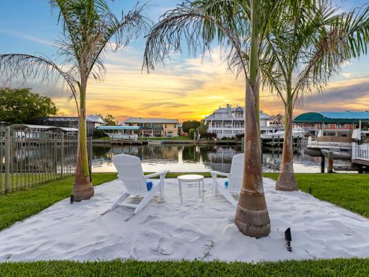 https://www.thetopvillas.com/destinations/florida/fort-myers/fort-myers-24